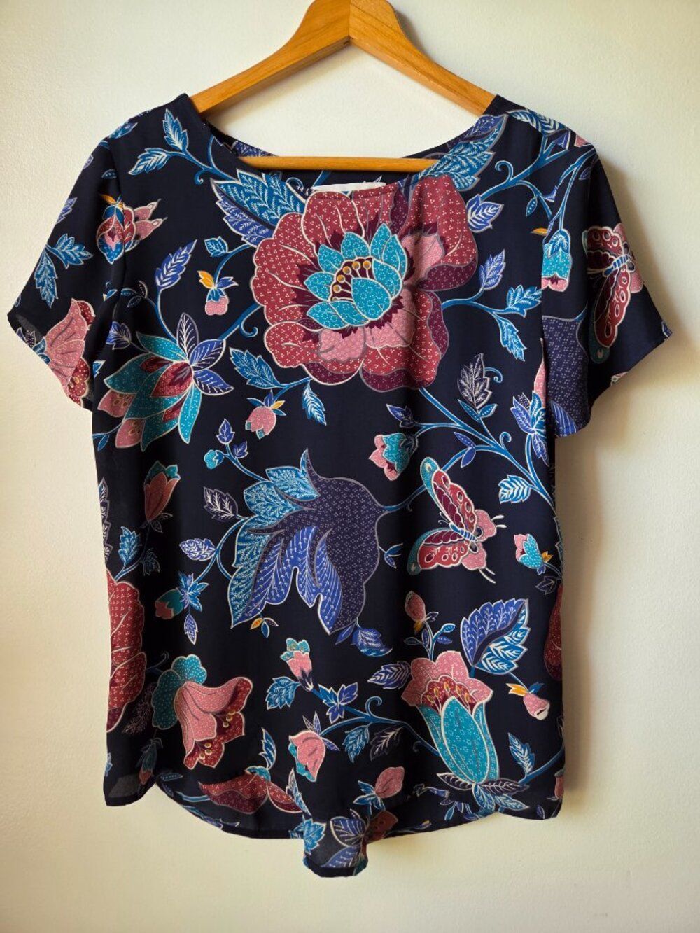LIKE NEW LOFT BOLD FLORAL FLOWY TOP SIZE MEDIUM